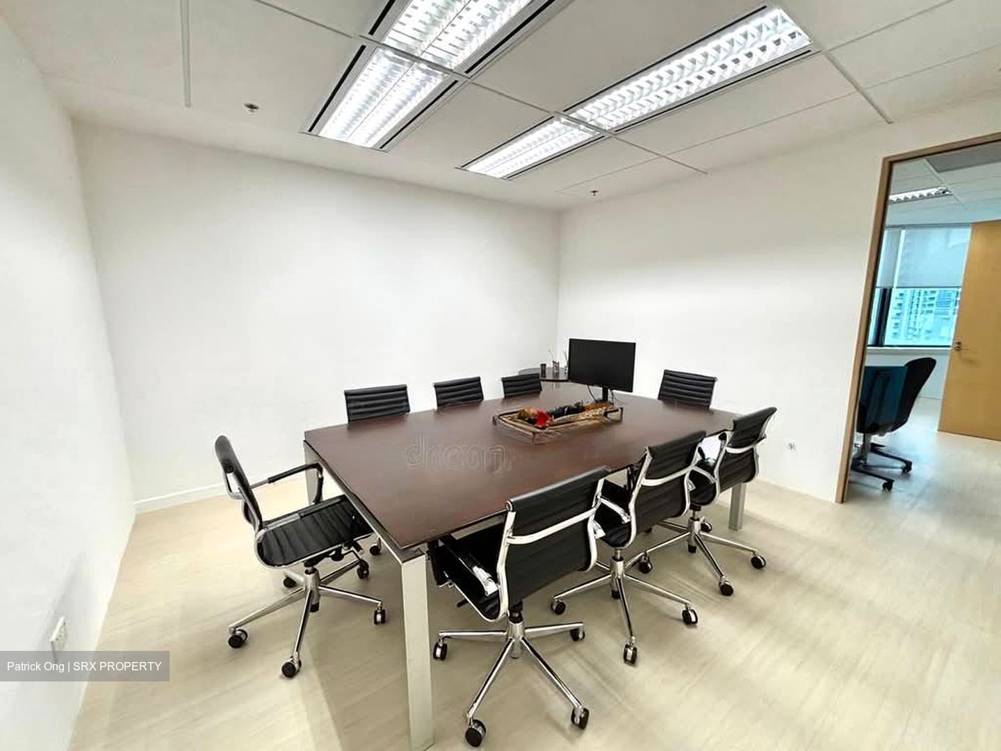 United Square (D11), Office #550270311